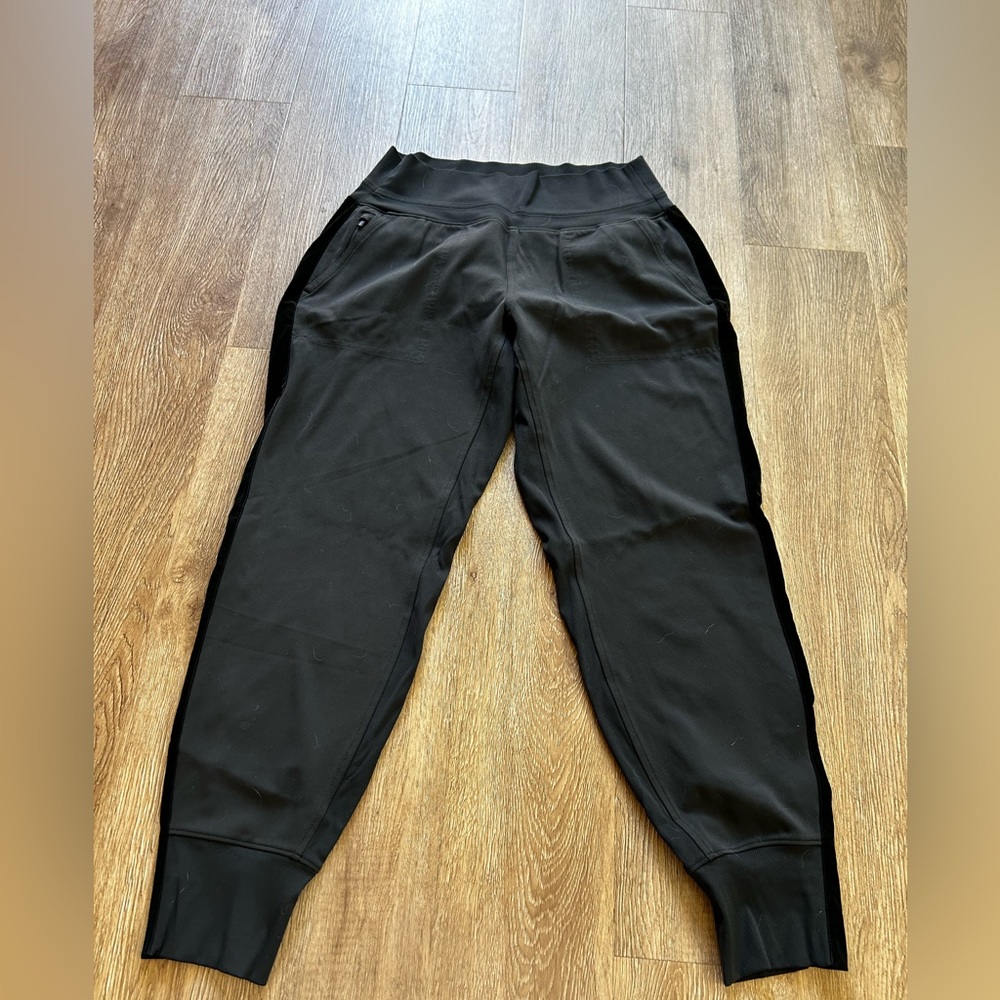 Athleta workout joggers with side strip and zipper pockets black size M